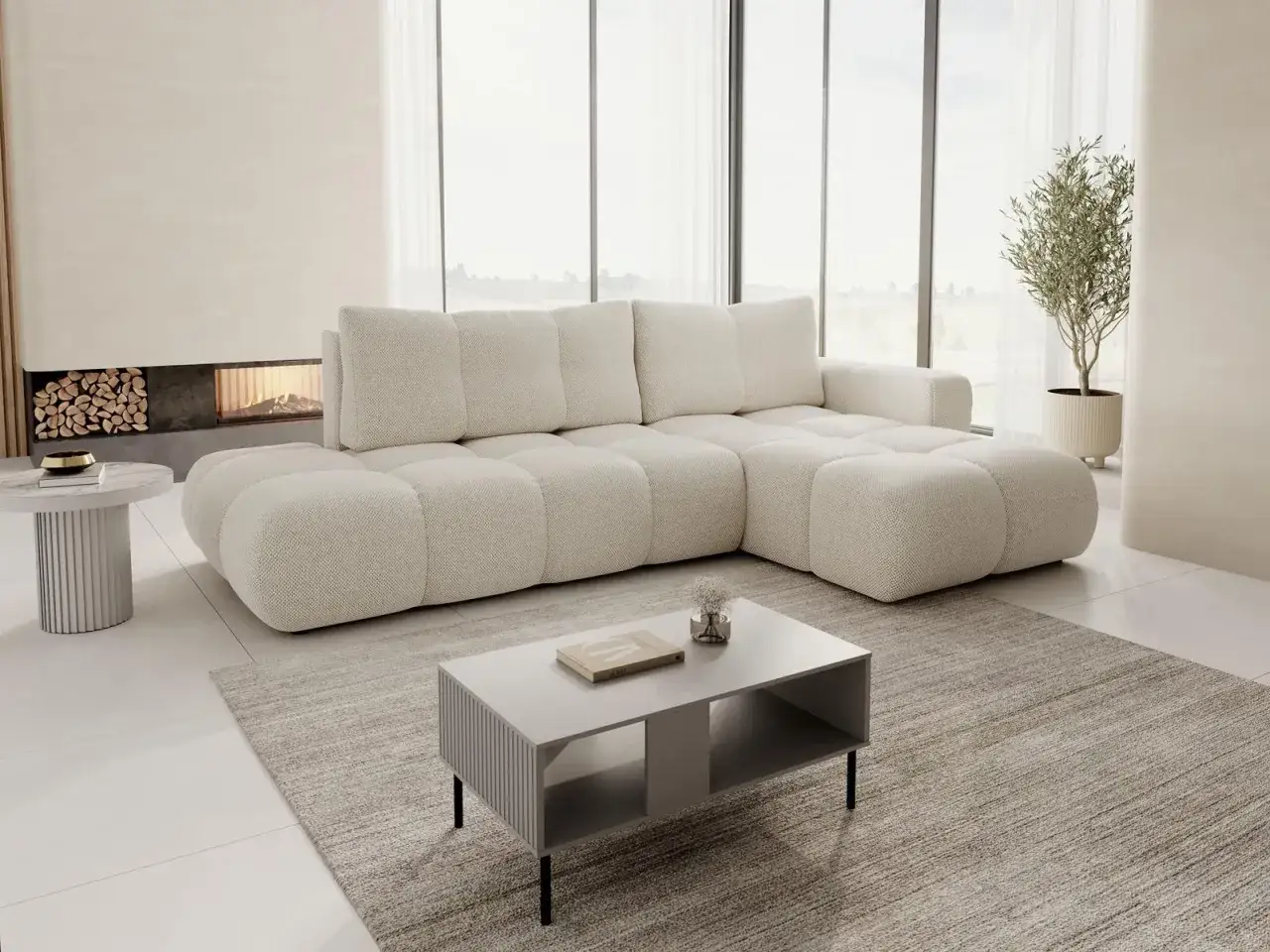 Ein gemütliches Wohnzimmer mit einem cremefarbenen Ecksofa, das viel Platz bietet. Die Ottomane ist Teil des Sofas und lädt zum Entspannen ein. Ein Kaminfeuer wärmt den Raum.