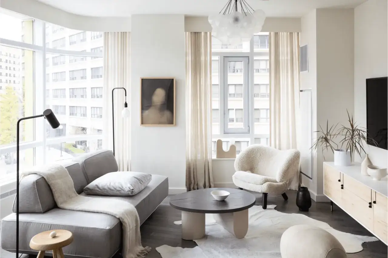 Stilvolles Wohnzimmer mit Sofa, Sessel und Couchtisch. Ein 30 qm wohnung grundriss könnte so aussehen, hell und modern eingerichtet.