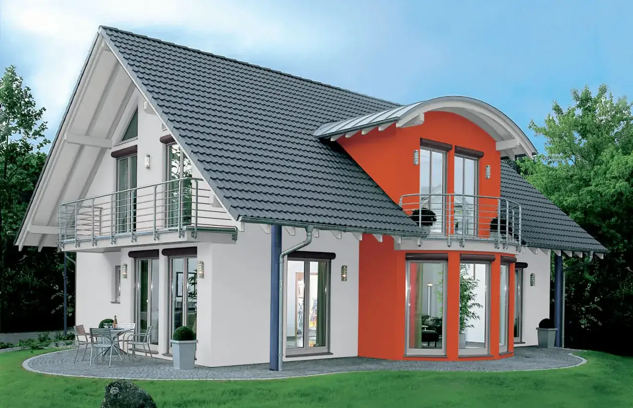 Modernes Haus mit weißer und oranger Fassade. Die zweifarbige Fassade streichen verleiht dem Haus einen lebendigen Akzent.