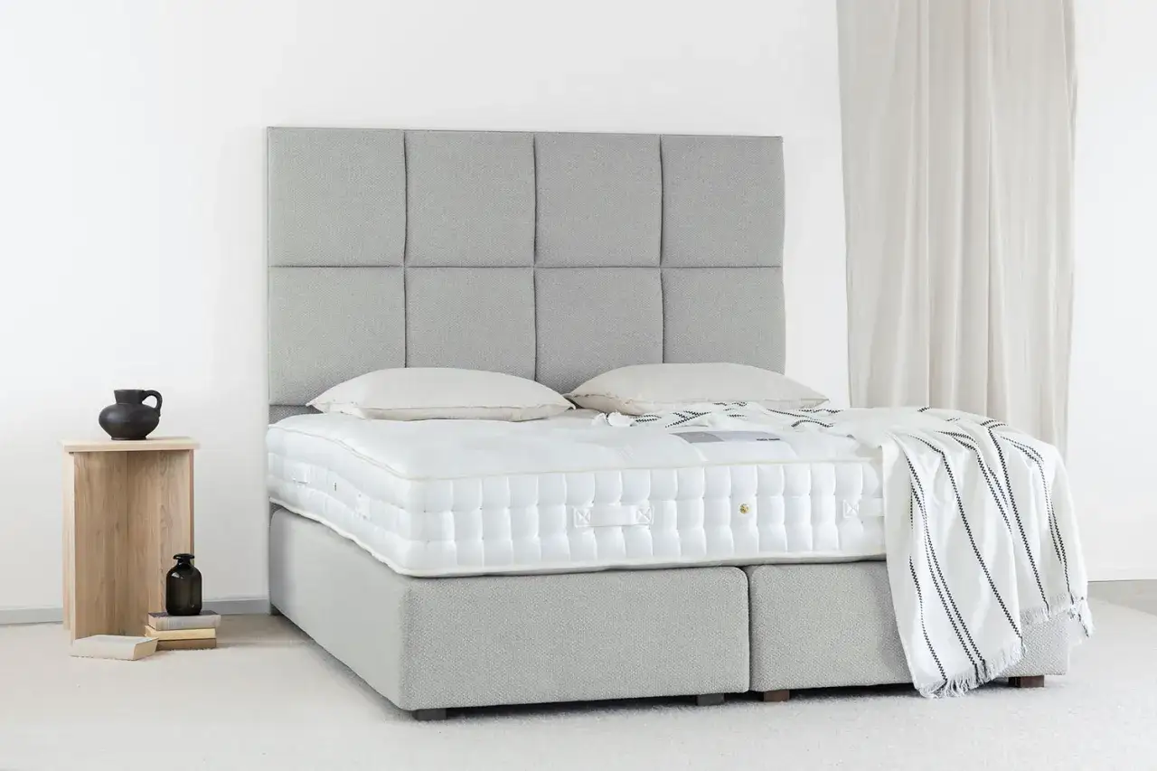 Ein Boxspringbett wird oft in Einzelteilen geliefert, wie hier gezeigt: eine Matratze, zwei Unterboxen und ein Kopfteil.