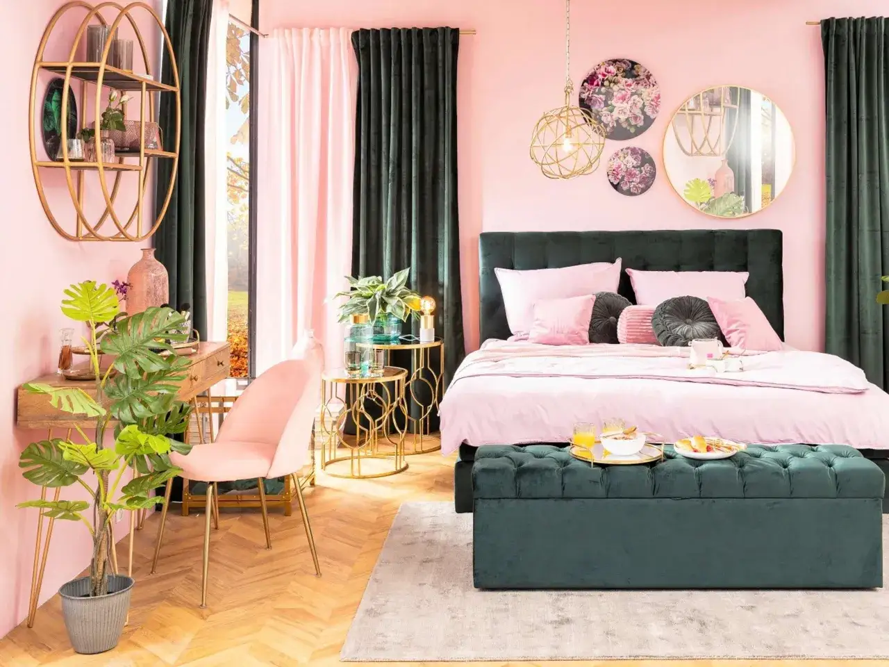 Ein Schlafzimmer in Rosa mit dunklen Samtvorh&auml;ngen als Kontrastfarbe zu Pink. Ein Bett mit pinker Bettw&auml;sche und ein gr&uuml;ner Hocker.