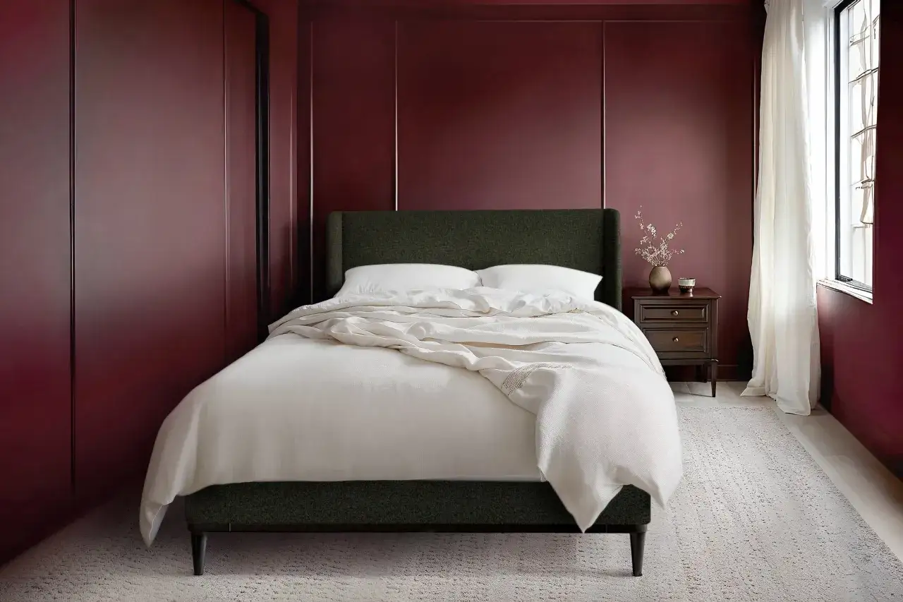 Ein luxuriöses Bett mit weißer Bettwäsche in einem eleganten Schlafzimmer. Der Unterschied zwischen einem King- und einem Queen-Bett ist hier nicht ersichtlich, aber die Größe wirkt königlich.