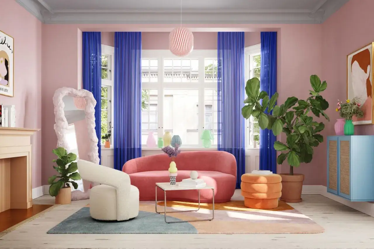 Ein rosa Sofa wird durch kräftige blaue Vorhänge und einen orangefarbenen Hocker ergänzt. Welche Farbe passt zu rosa? Hier sehen wir, dass Blau und Orange toll aussehen!