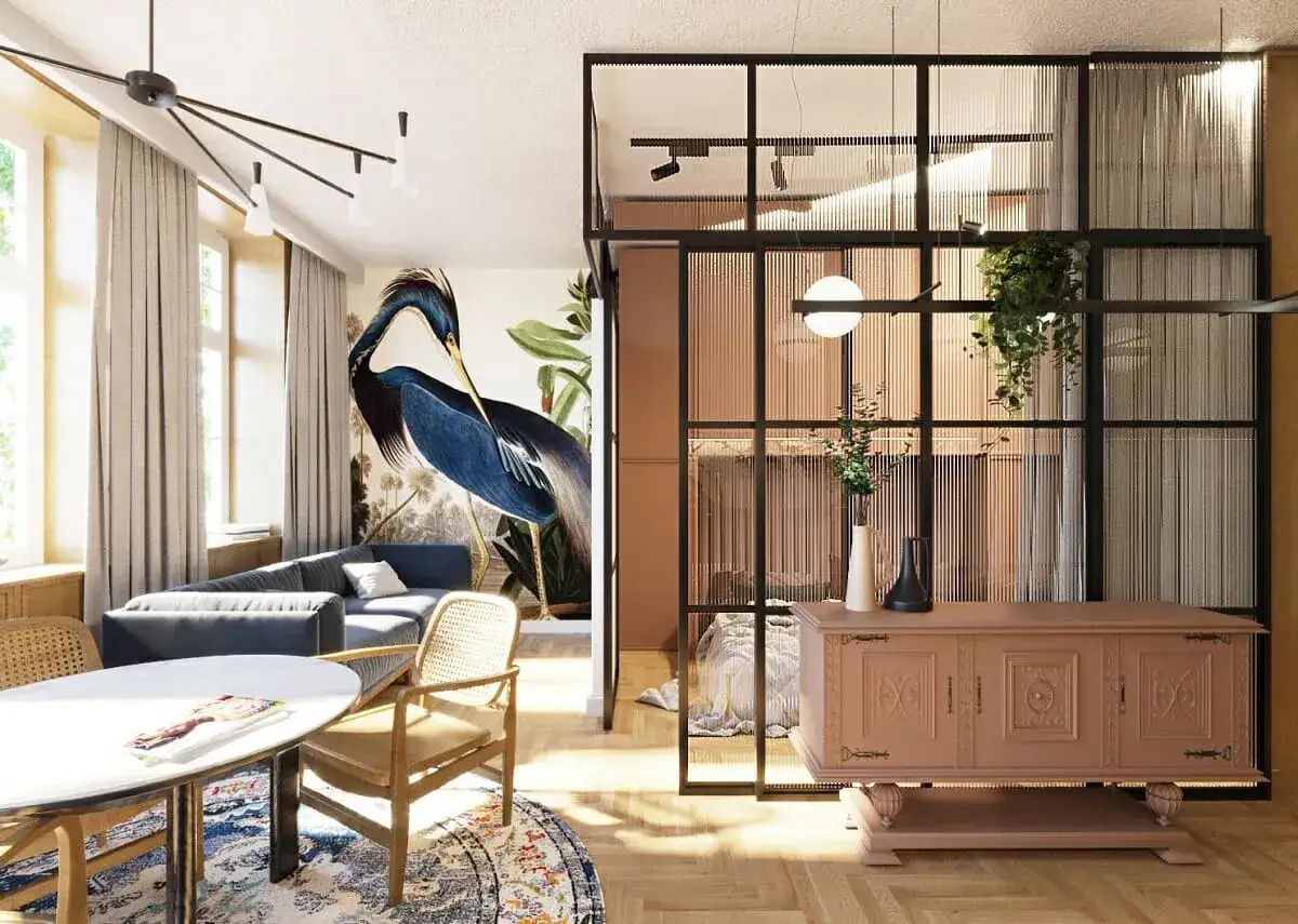 Stilvolles Wohnzimmer mit Wandbild eines blauen Reihers. Die Farben und ihre Wirkung werden durch die blaue Couch, das helle Holz und die Glasabtrennung betont.