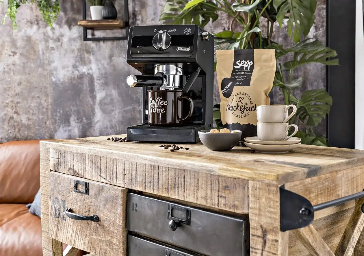 Kaffee Ecke Ideen: Espressomaschine, Kaffeetasse mit 