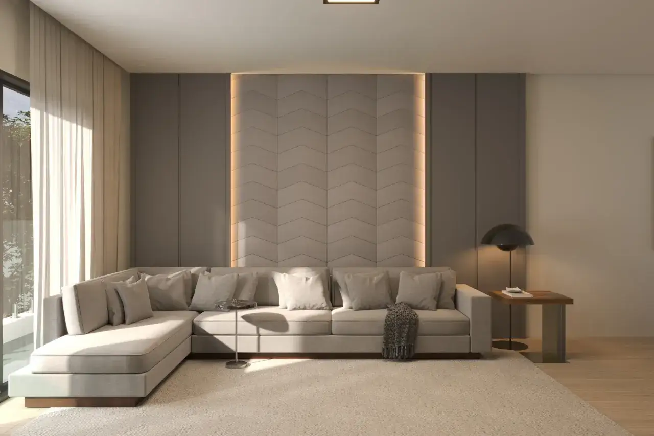 Moderne Wohnzimmergestaltung mit dezenter Wandverkleidung innen Ideen. Ein beiges Ecksofa steht vor einer Wand mit geometrischem Muster und indirekter Beleuchtung.