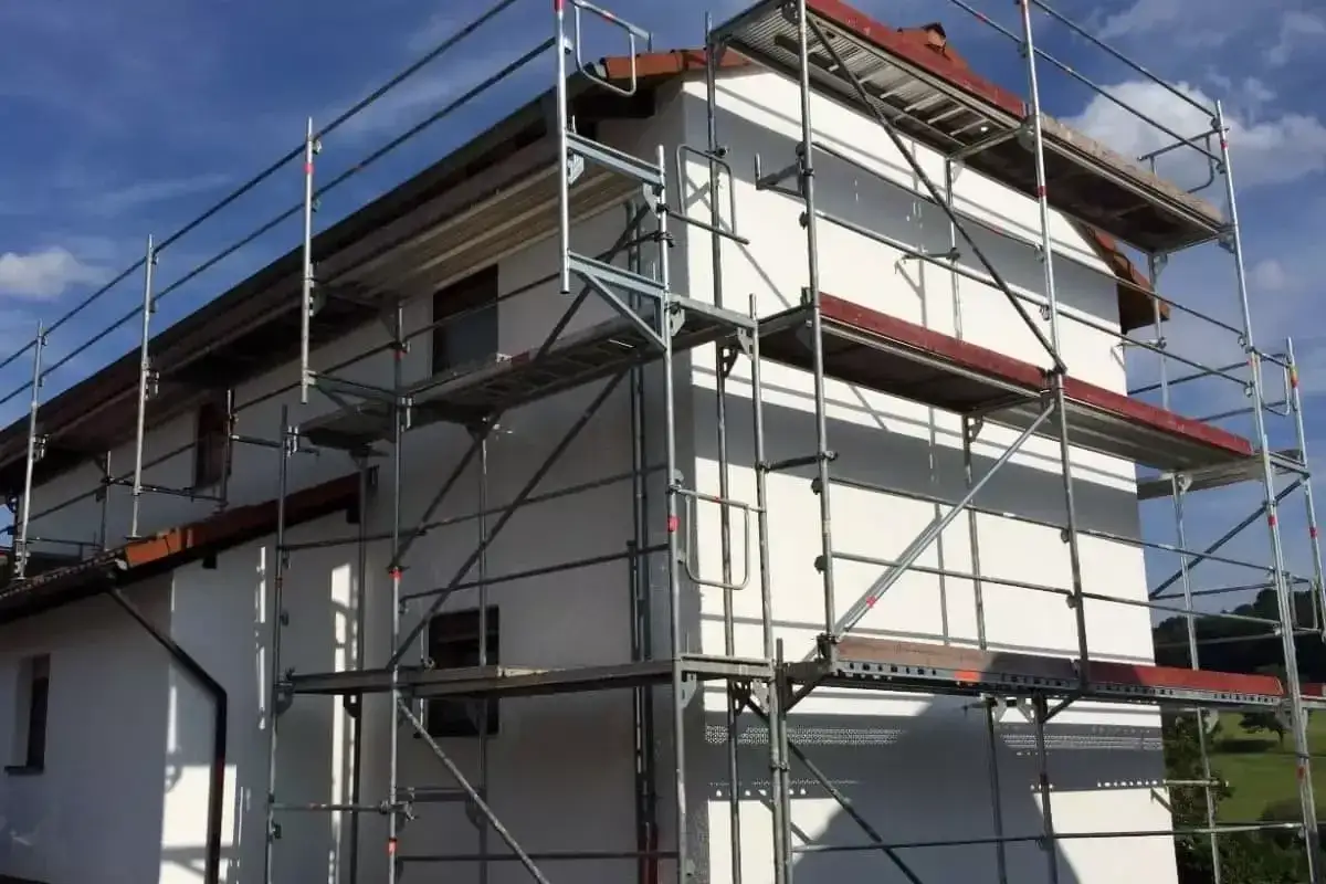 Gerüst am Haus für Fassadenarbeiten. Die Temperatur nachts ist entscheidend für das Streichen.