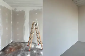 Vorher-Nachher-Vergleich: Rigips streichen. Links unfertige Wand mit Leiter, rechts frisch gestrichene, glatte Wand.
