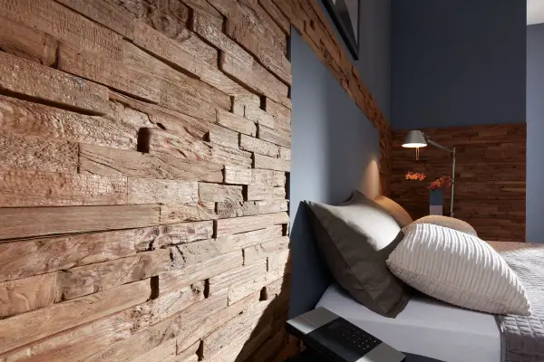 Rustikale wandpaneele holz ideen für ein gemütliches Schlafzimmer. Die Holzstruktur schafft Wärme und Charakter.