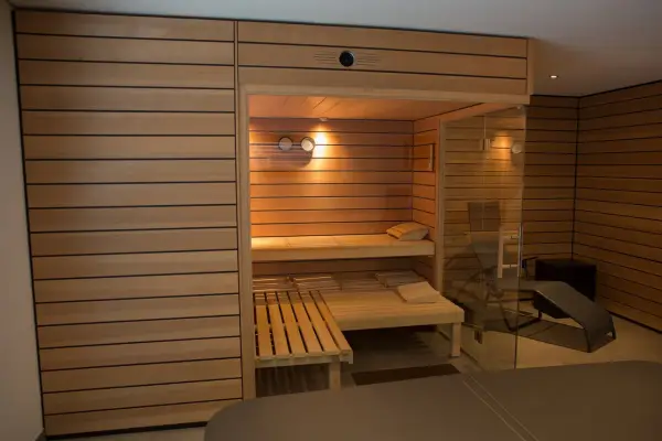 Moderne Sauna im Keller: Tolle **Ideen Sauna Keller Gestaltung** mit Holzwänden, Glasfront und Liegen. Entspannung pur!