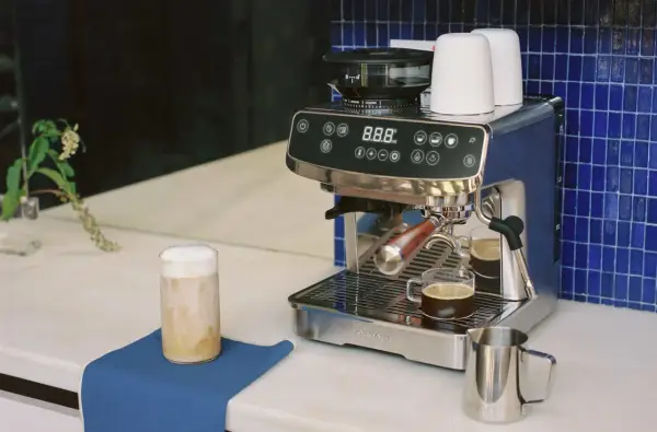 Moderne Kaffeemaschine mit Milchkaffee und Espresso, tolle Ideen für deine Kaffee-Ecke.