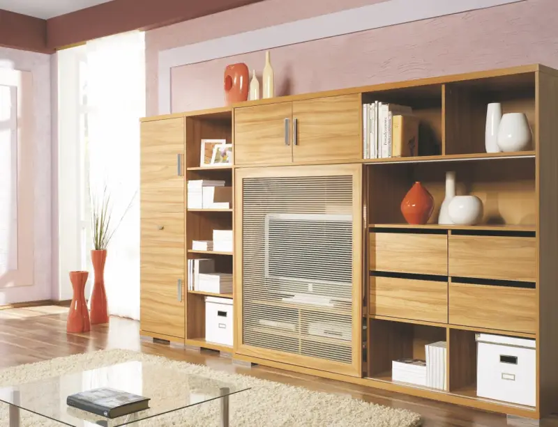Holzschrank mit vielen Fächern und Schubladen, ideal für schrank neu gestalten ideen. Dekoriert mit Vasen und Büchern.